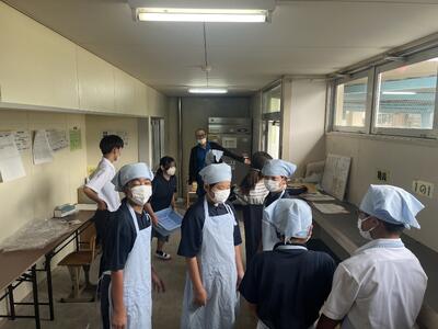 給食受け庫に取りに来る様子