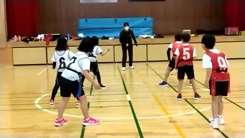 低学年体育　タグとりゲーム