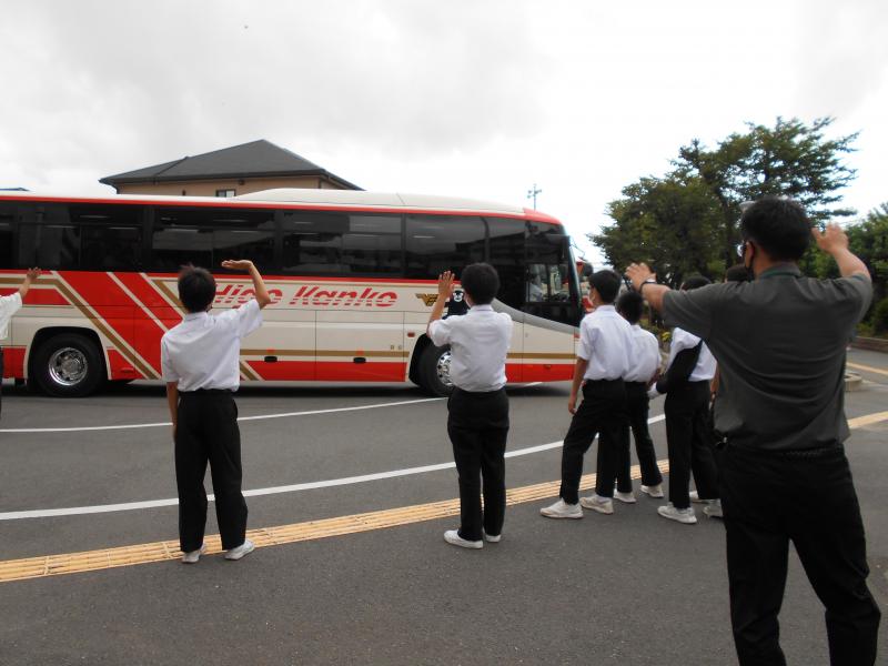 先輩方に見送られて出発です♪