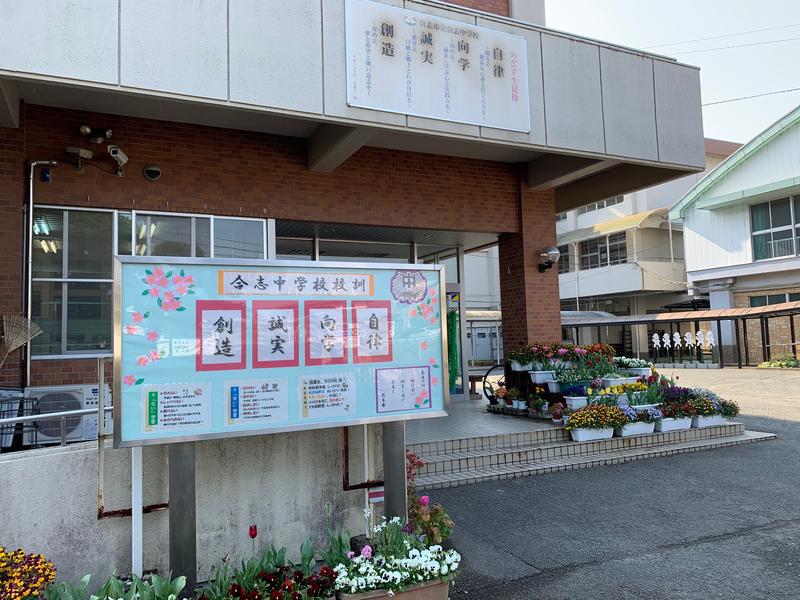 玄関前の掲示板