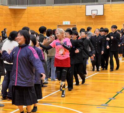 生徒と一緒にハイタッチ！