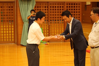 贈呈されているところ 贈呈されているところ