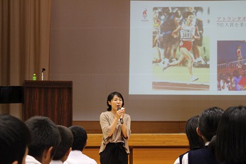 講演中の川上優子氏