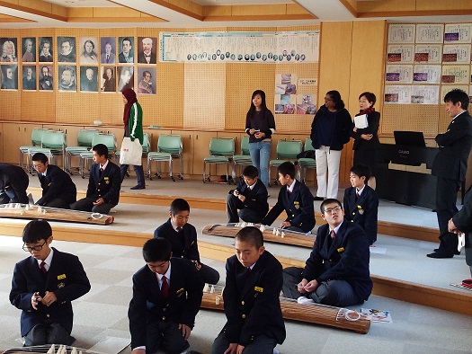 音楽で琴の授業を見学 音楽で琴の授業を見学