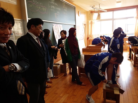 技術の授業も見学されました。 技術の授業も見学されました。