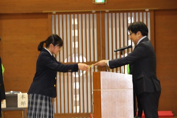 個人戦2位の表彰を受ける。