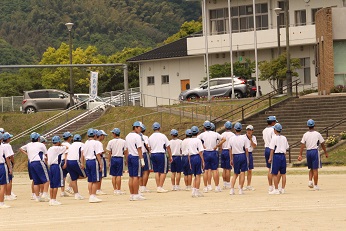 各団ごとに整列します。 各団ごとに整列します。
