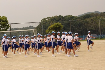 行進のしかたを練習したり、 行進のしかたを練習したり、