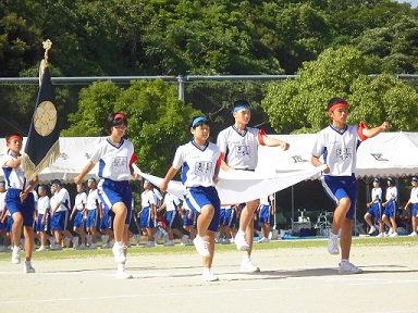 入場する生徒会役員