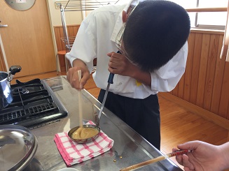 カルメ焼きのようす