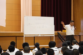 全校集会で校長講話 全校集会で校長講話