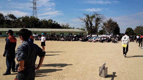 グラウンドに避難した生徒