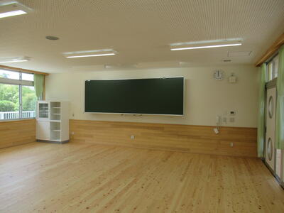 教室の黒板は上下に動きます。