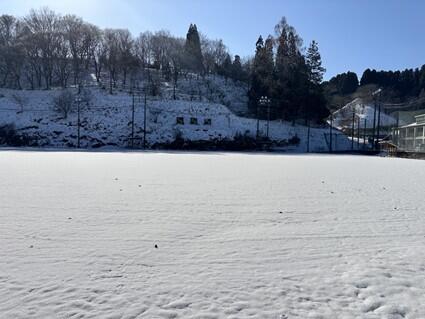 一面銀世界のグラウンドと御矢の台