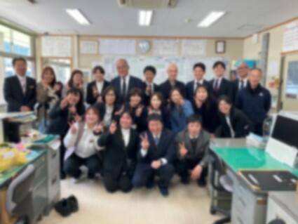 退任式後、全職員で記念撮影