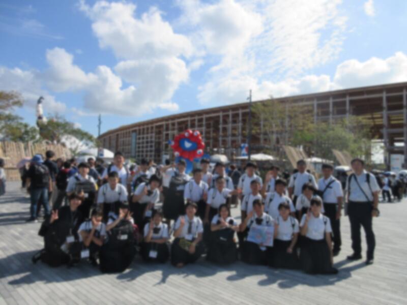 大阪万博大屋根リング前で