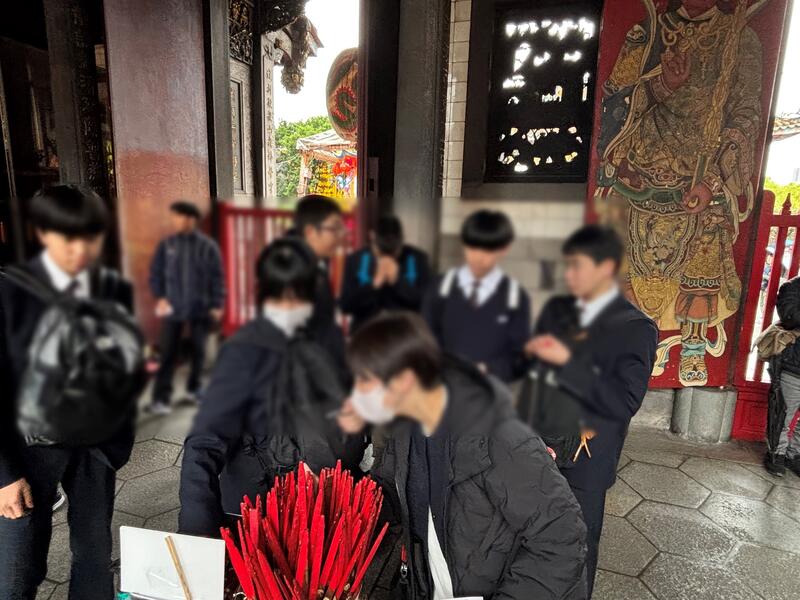 龍山寺で台湾式のおみくじ