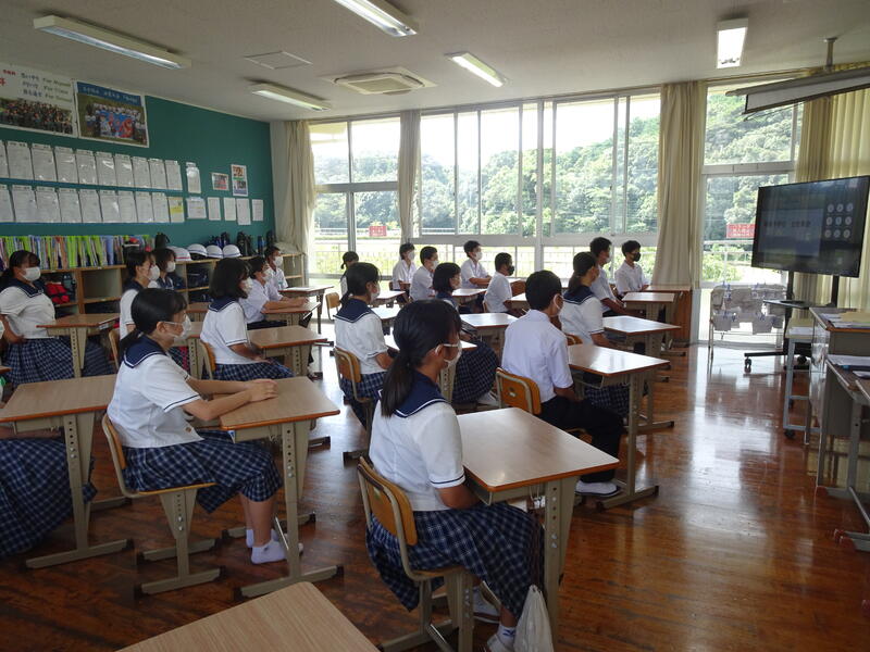 全校集会　２年１組のようす