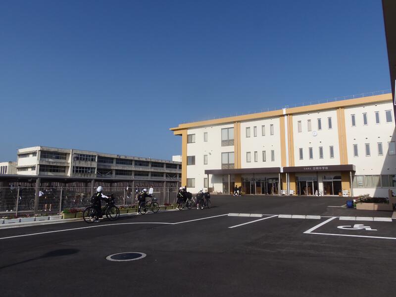 校舎に見守られた朝の様子