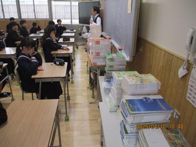 教科書配付の様子