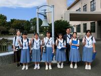 希望の鐘の前で