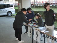 受付　集金に地区委員さんも協力
