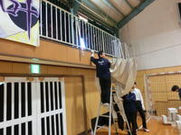 ワイヤーを体育館左右に張って