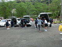 交通手段はタクシーで