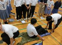 服と棒で担架が