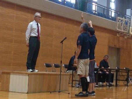 選手宣誓をする橋爪先生と山本先生