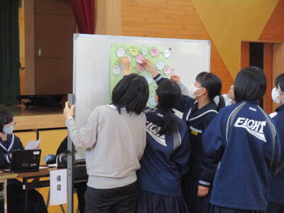 全校生徒で「初志」を葉っぱの形に一人ずつ書いて貼りました。